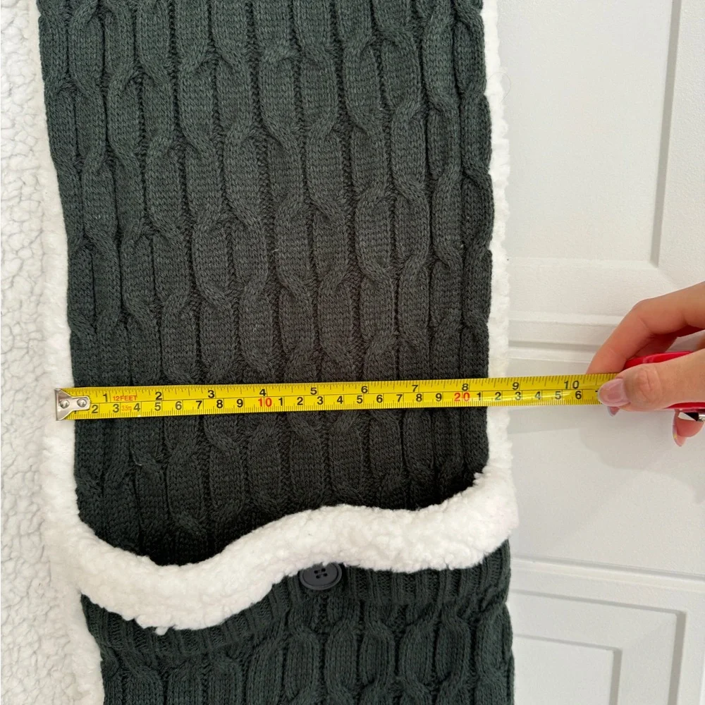 Huggle scarf sherpa lined pockets grey and white